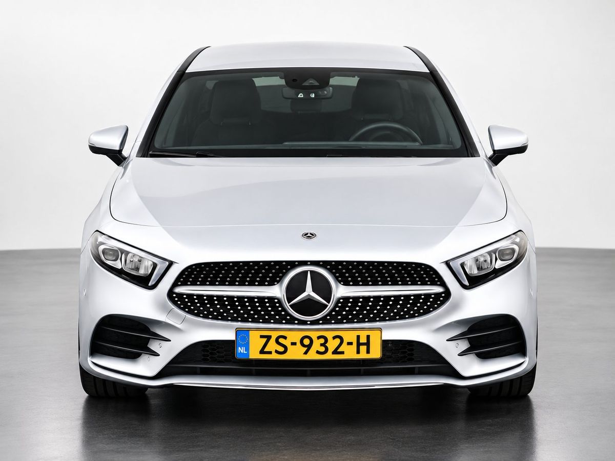 De Mercedes A200 lesauto van Rijschool Kreps, recht van voren