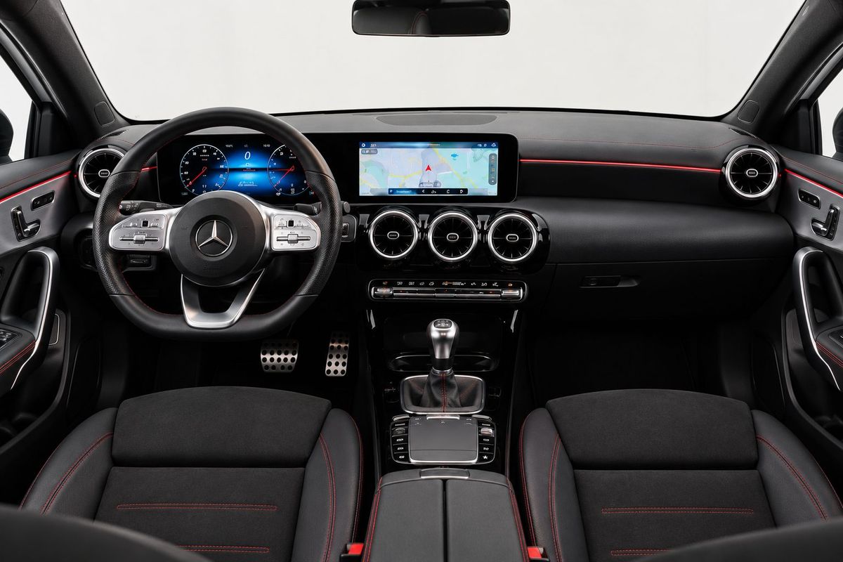 Het interieur van de Mercedes A200 lesauto met de handgeschakelde versnellingsbak